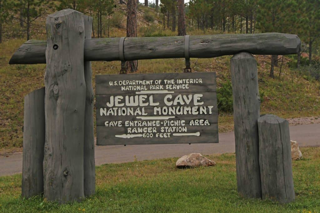 Jewel Cave National Monument is one of several National Parks, Monuments and Historic sites located in the Blackhills of South Dakota and makes an epic American bucket list road trip! #jewelcave #jewelcavenationalmonument #blackhills #nps