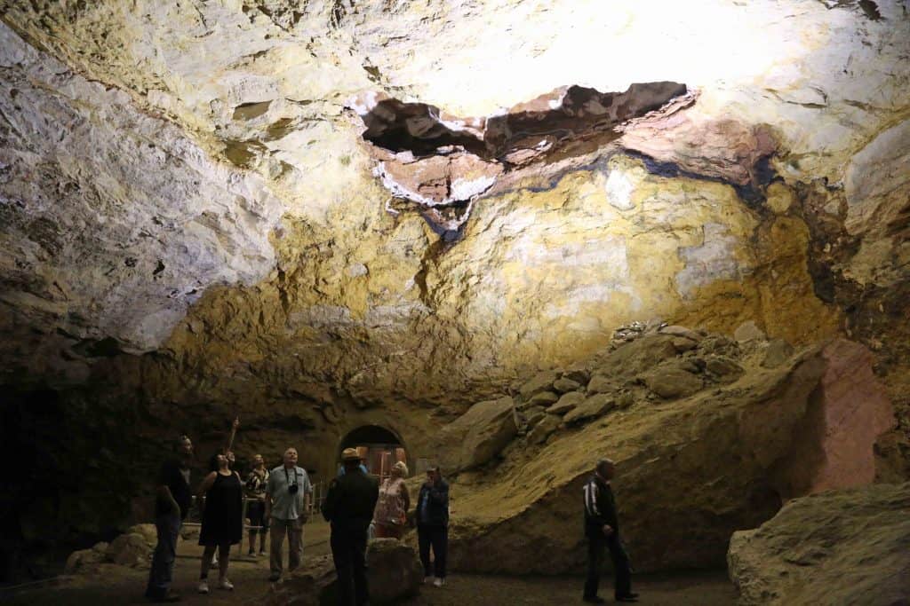 Jewel Cave National Monument is one of several National Parks, Monuments and Historic sites located in the Blackhills of South Dakota and makes an epic American bucket list road trip! #jewelcave #jewelcavenationalmonument #blackhills #nps