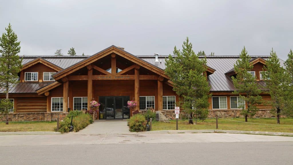 Things to do in Yellowstone National Park. Tips for planning your vacation at this bucket list destination including hiking,wildlife viewing, seeing hot springs, geysers and local parks like Grand Teron and the John D Rockefeller Jr. Memorial Parkway