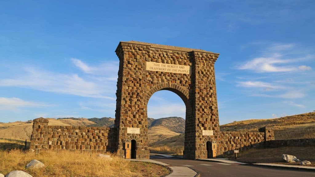 Things to do in Yellowstone National Park. Tips for planning your vacation at this bucket list destination including hiking,wildlife viewing, seeing hot springs, geysers and local parks like Grand Teron and the John D Rockefeller Jr. Memorial Parkway