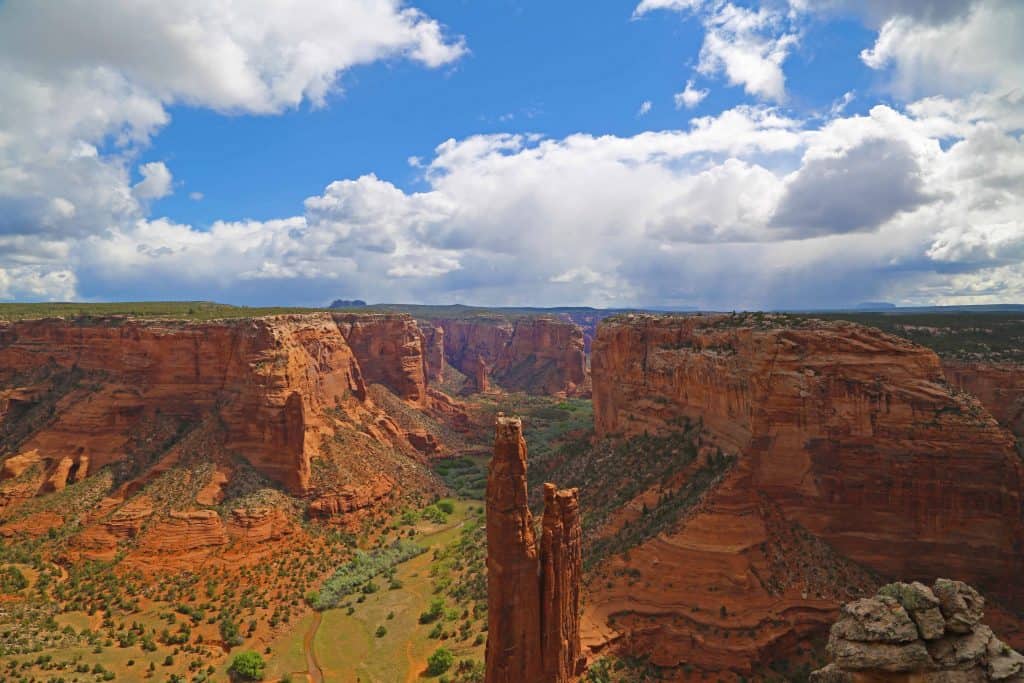 Canyon de Chelly National Monument is located in Arizona, USA and is co-managed between the National Park Service and the Navajo Parks and Recreation Department. Popular Activities include hiking, photography, tours and White House ruin #canyondechelly #navajo #nationalmonument #arizona