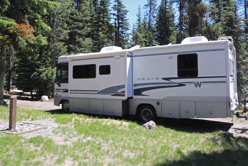 The Crater Lake Camping Guide was written to help you plan the perfect camping and road trip to Crater Lake National Park in Oregon USA! #craterlake #Natioanlpark #oregon #camping