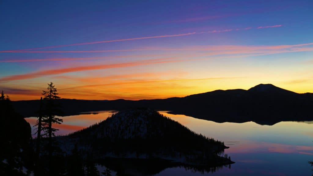The Crater Lake Camping Guide was written to help you plan the perfect camping and road trip to Crater Lake National Park in Oregon USA! #craterlake #Natioanlpark #oregon #camping