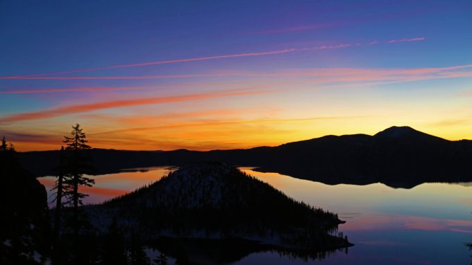 The Crater Lake Camping Guide was written to help you plan the perfect camping and road trip to Crater Lake National Park in Oregon USA! #craterlake #Natioanlpark #oregon #camping