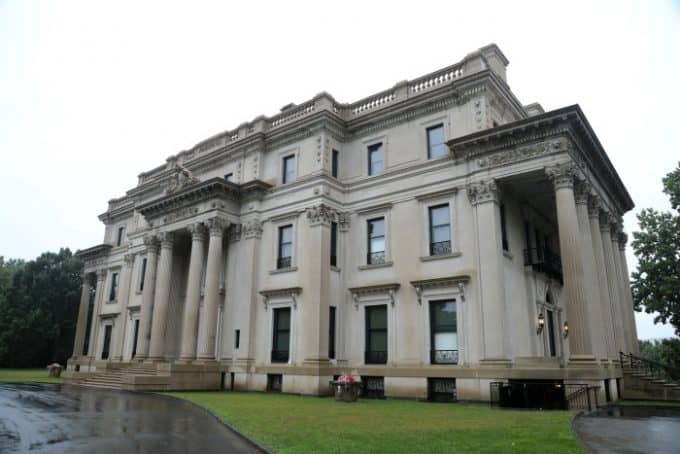 Outside view of Vanderbilt Mansion in the rain