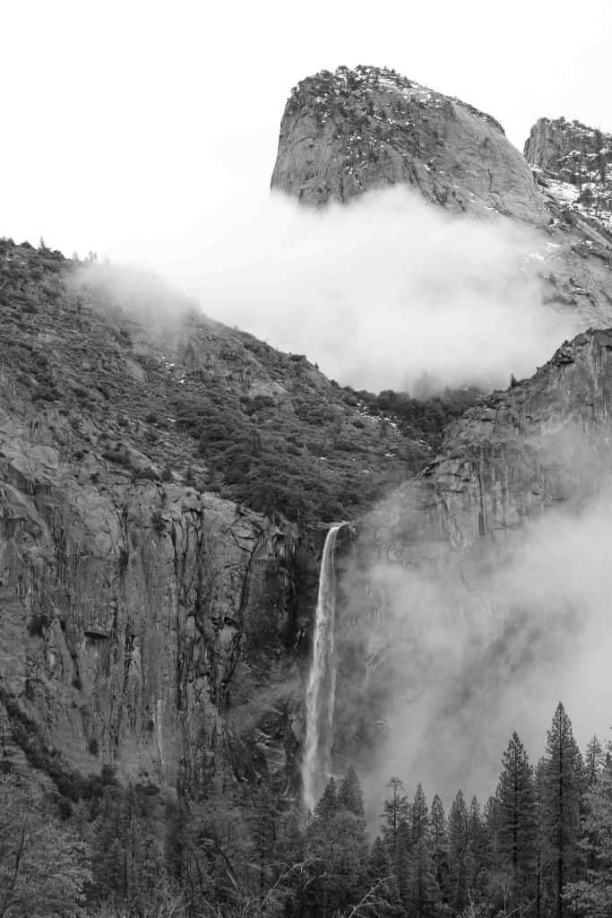 Things to do at Yosemite National Park in the winter including skiing, snowshoeing and much more! #Yosemite #nationalpark #winter #thingstodoin