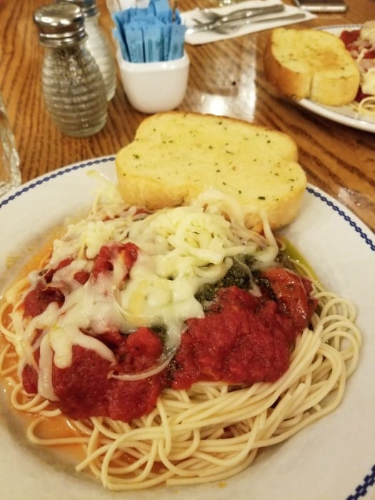 Spaghetti with garlic bread