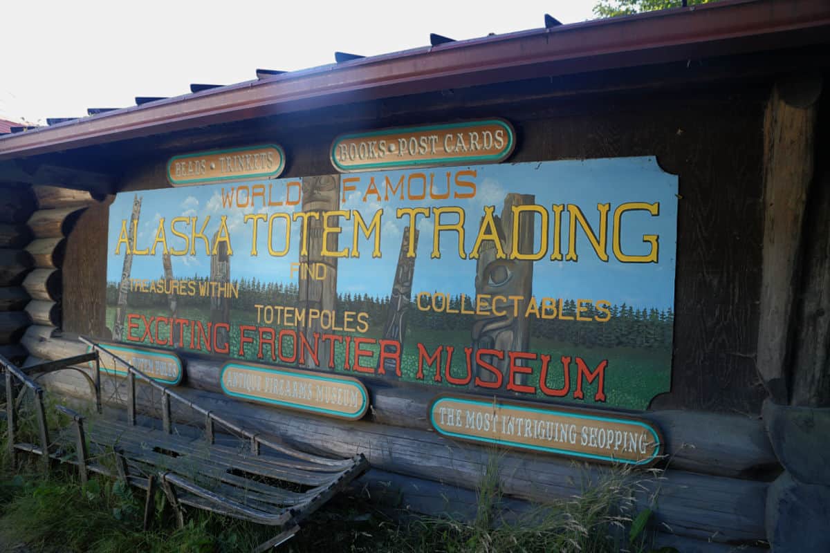 Alaska Totem Trading Center and Frontier Museum next to Totem Bight State Park