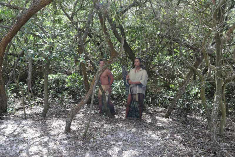 2 historic figures replicas in the woods in De Soto National Memorial