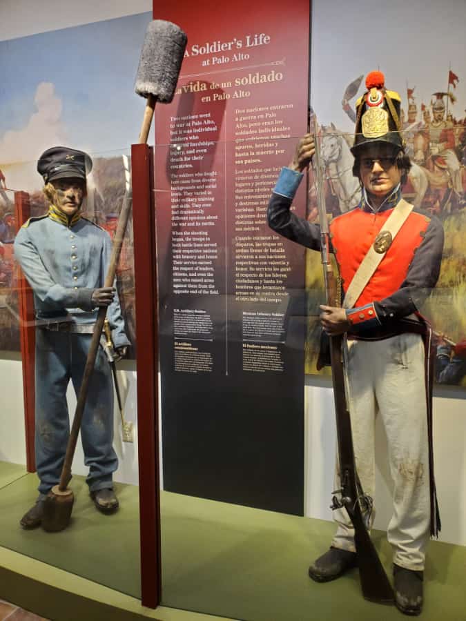 2 soldier display dressed in uniforms of the Palo Alto Battlefield