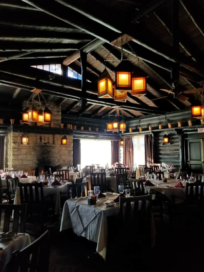historic dining roomm with tables set, lamps and wooden ceilings in the El tovar