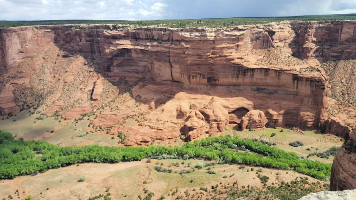 Overlook views of canyon de chelly valley and green trees