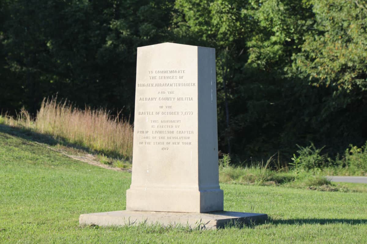 Stone commemorative marker in Saratoga Battlefield