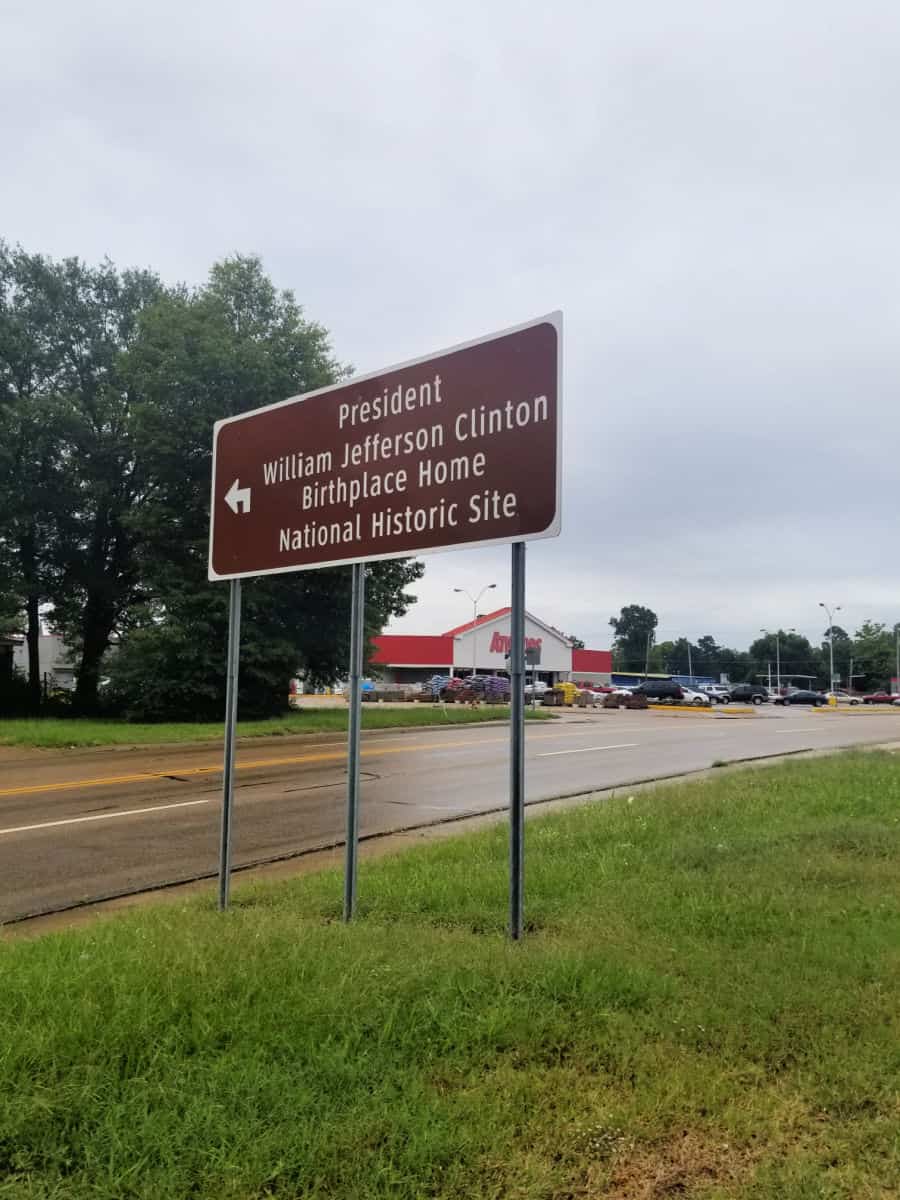 brown National Park Service sign pointing to President William Jefferson Clinton Birthplace Home NHS