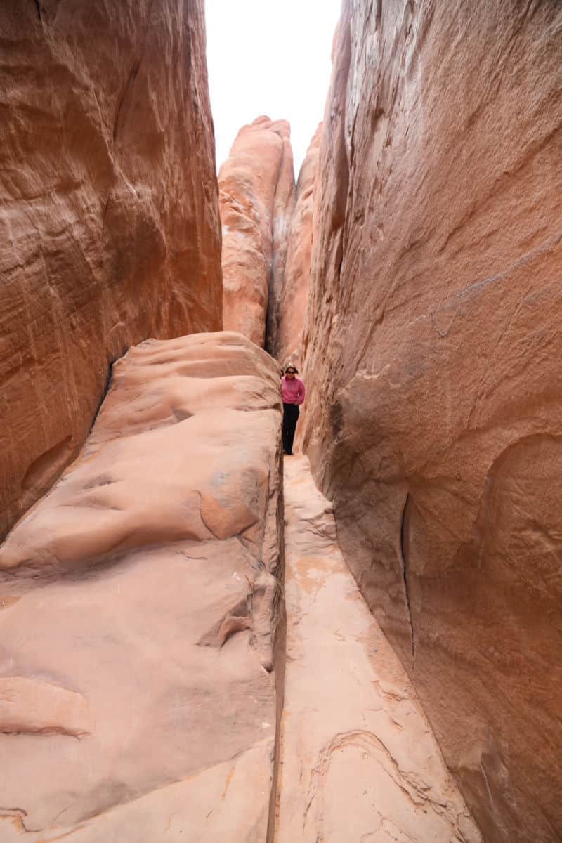 Narrow one way section of the Sand Dune Arch Trail between the sandstone fins. 