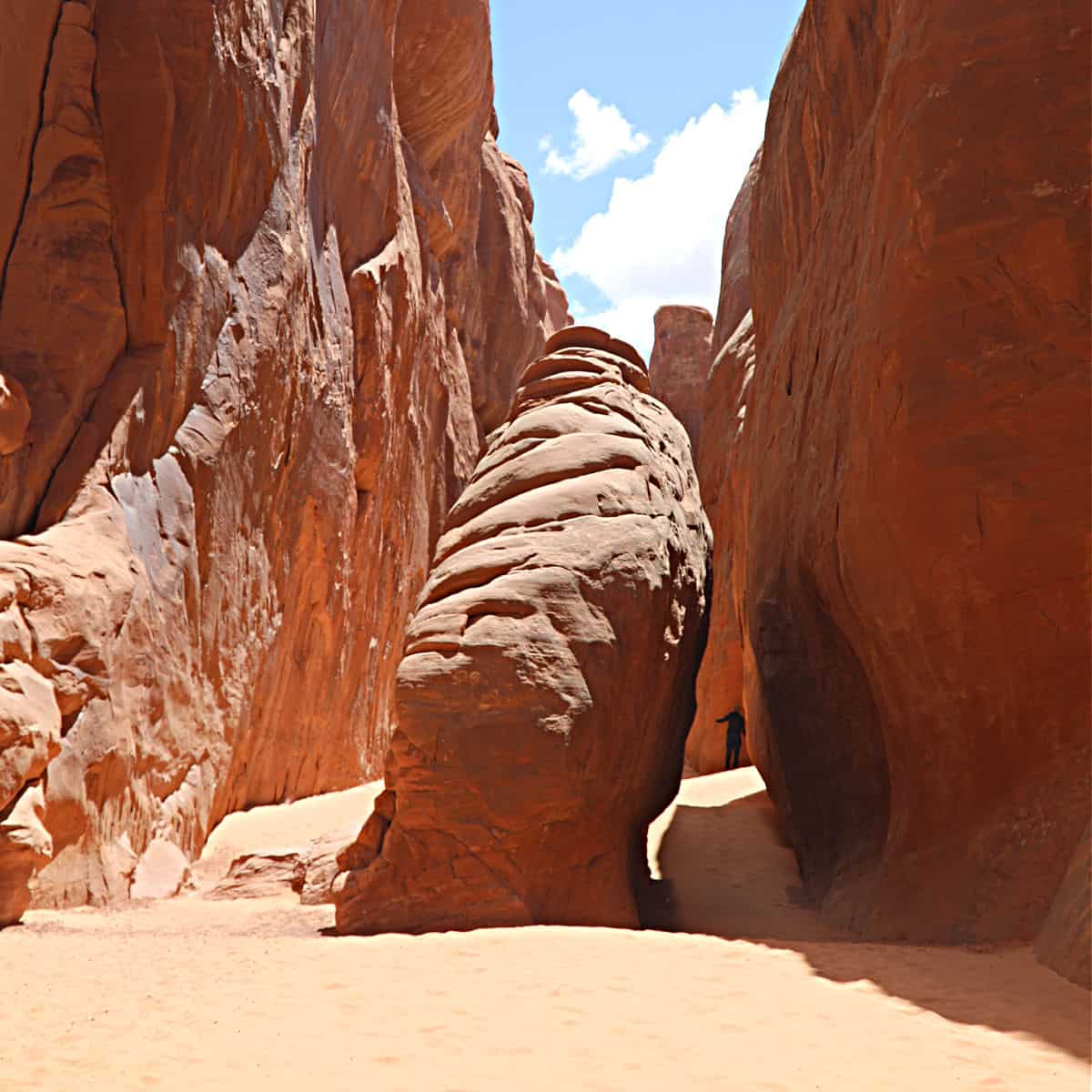 soft sand uphill hike towards Sand Dune Arch