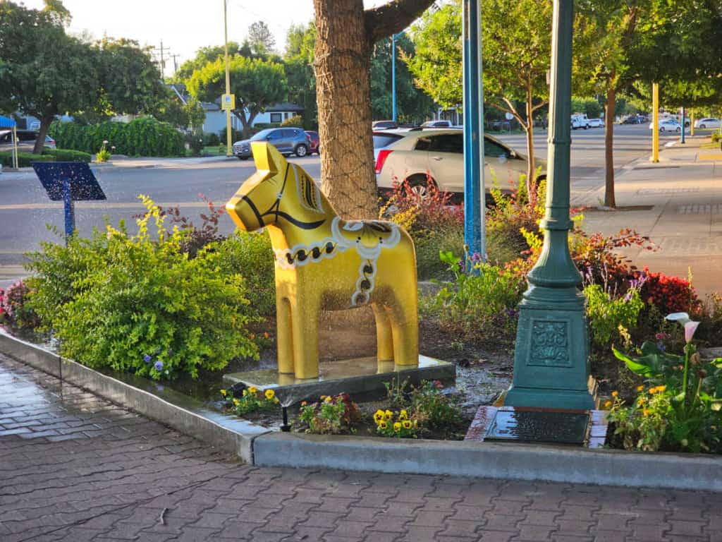 golden horse statue in Scandanavian style