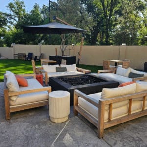 Hotel Inelle patio with seating, umbrella, and grassy area