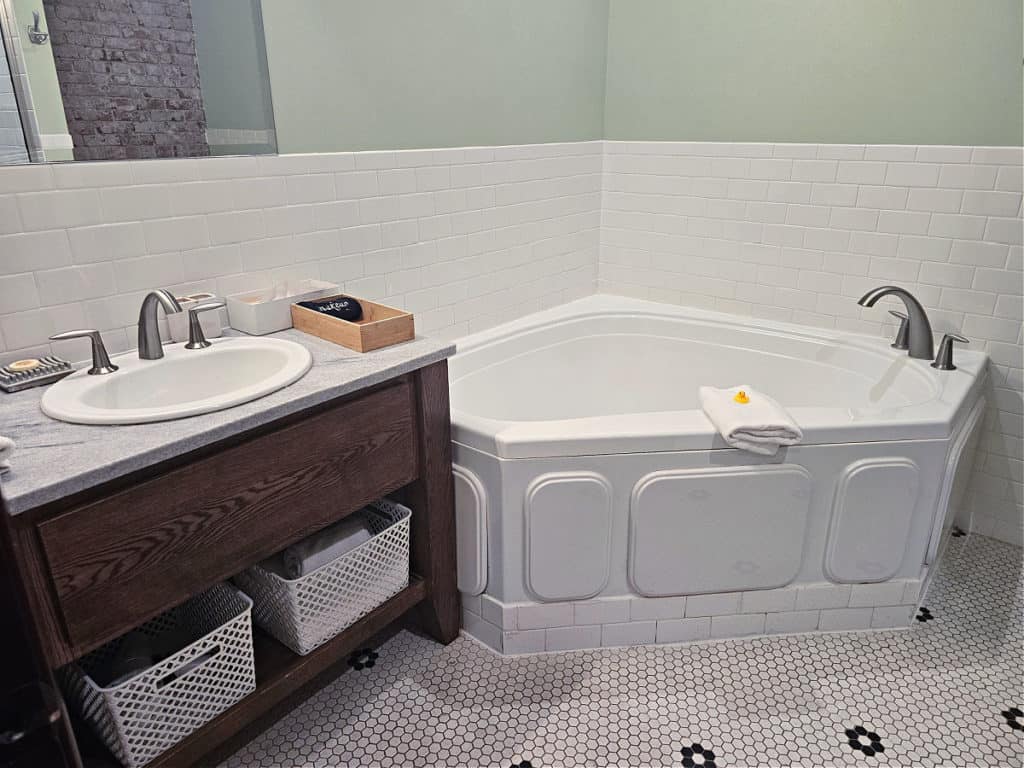 Tub in bathroom at Hotel Hale Hot Springs