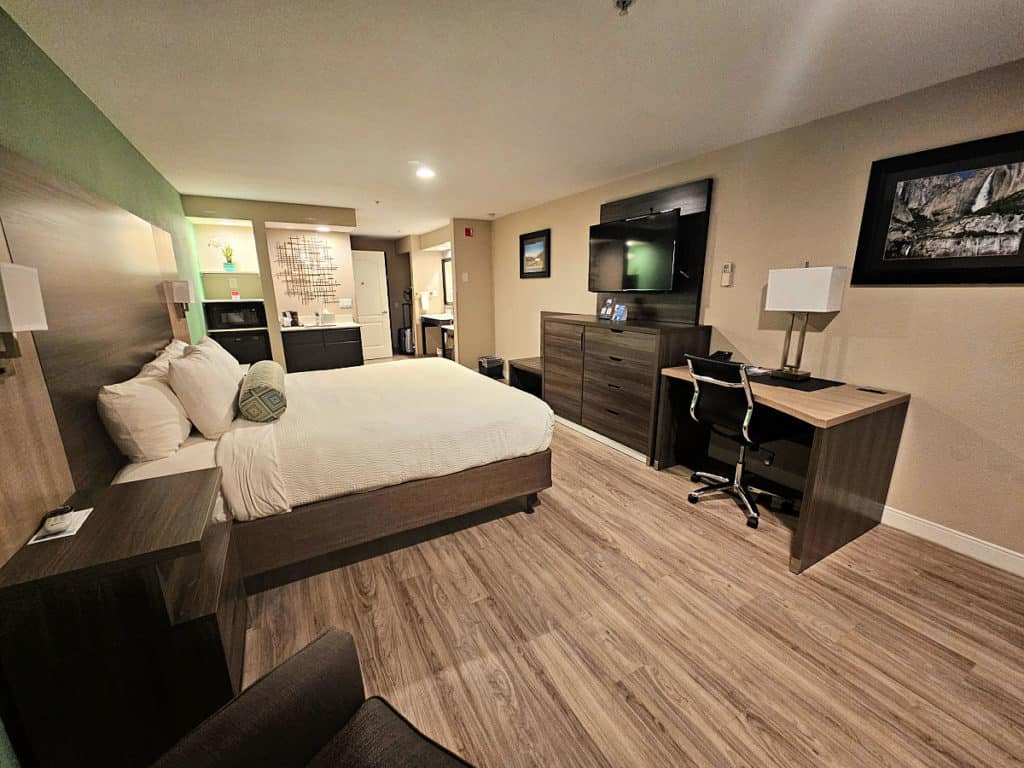 Bedroom in Yosemite Southgate Hotel & Suites