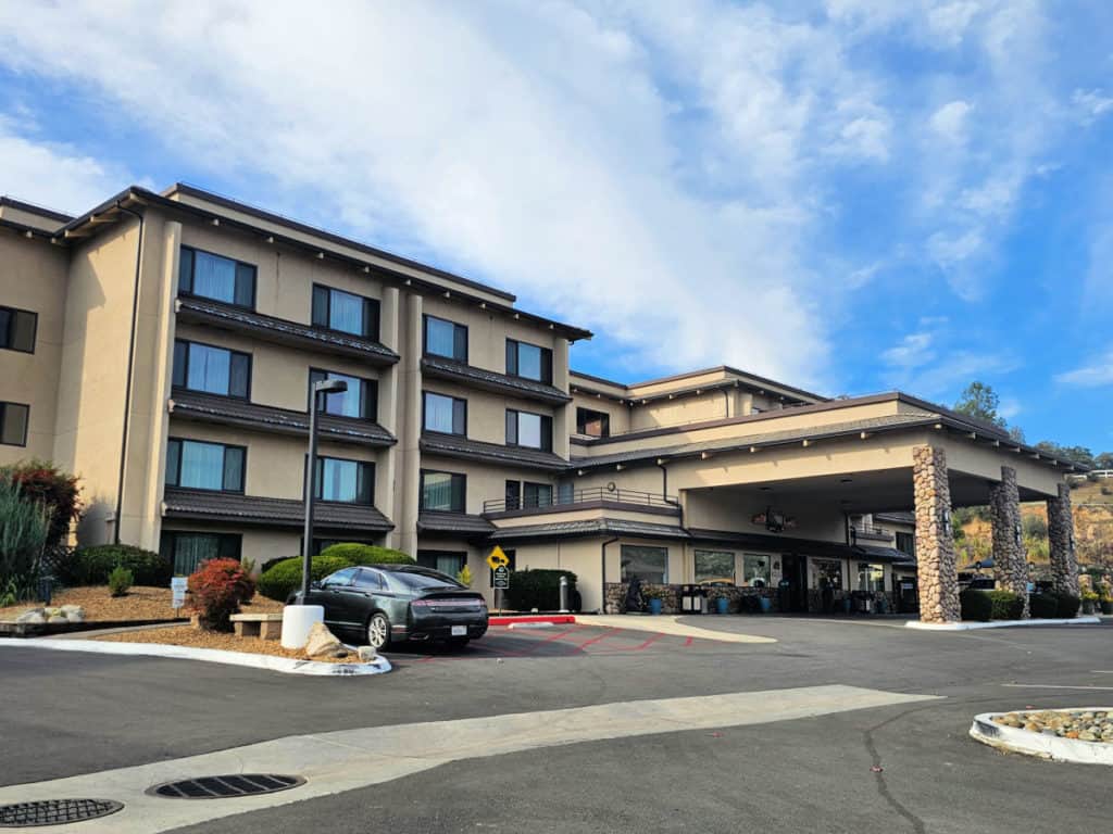 Outside view of Yosemite Southgate Hotel & Suites in Oakhurst CA