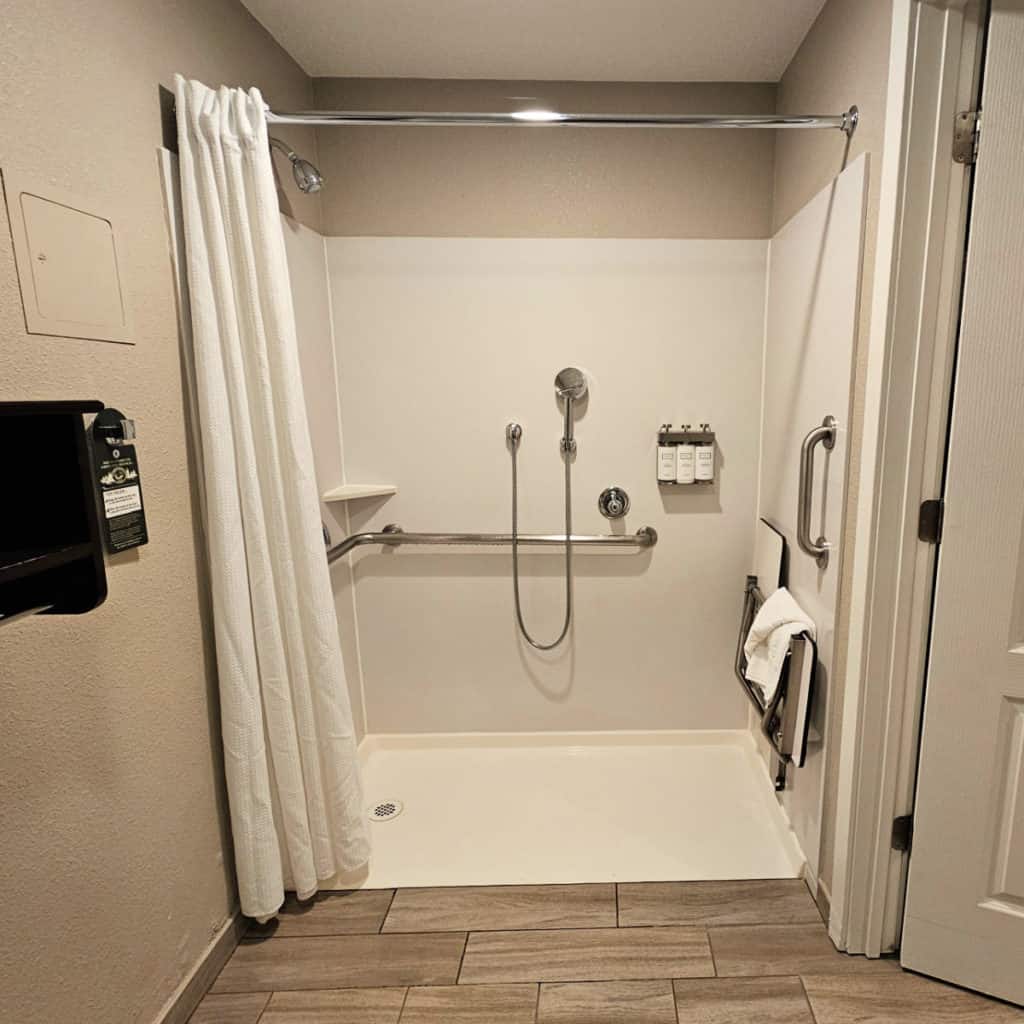 Shower in Yosemite Southgate Hotel & Suites